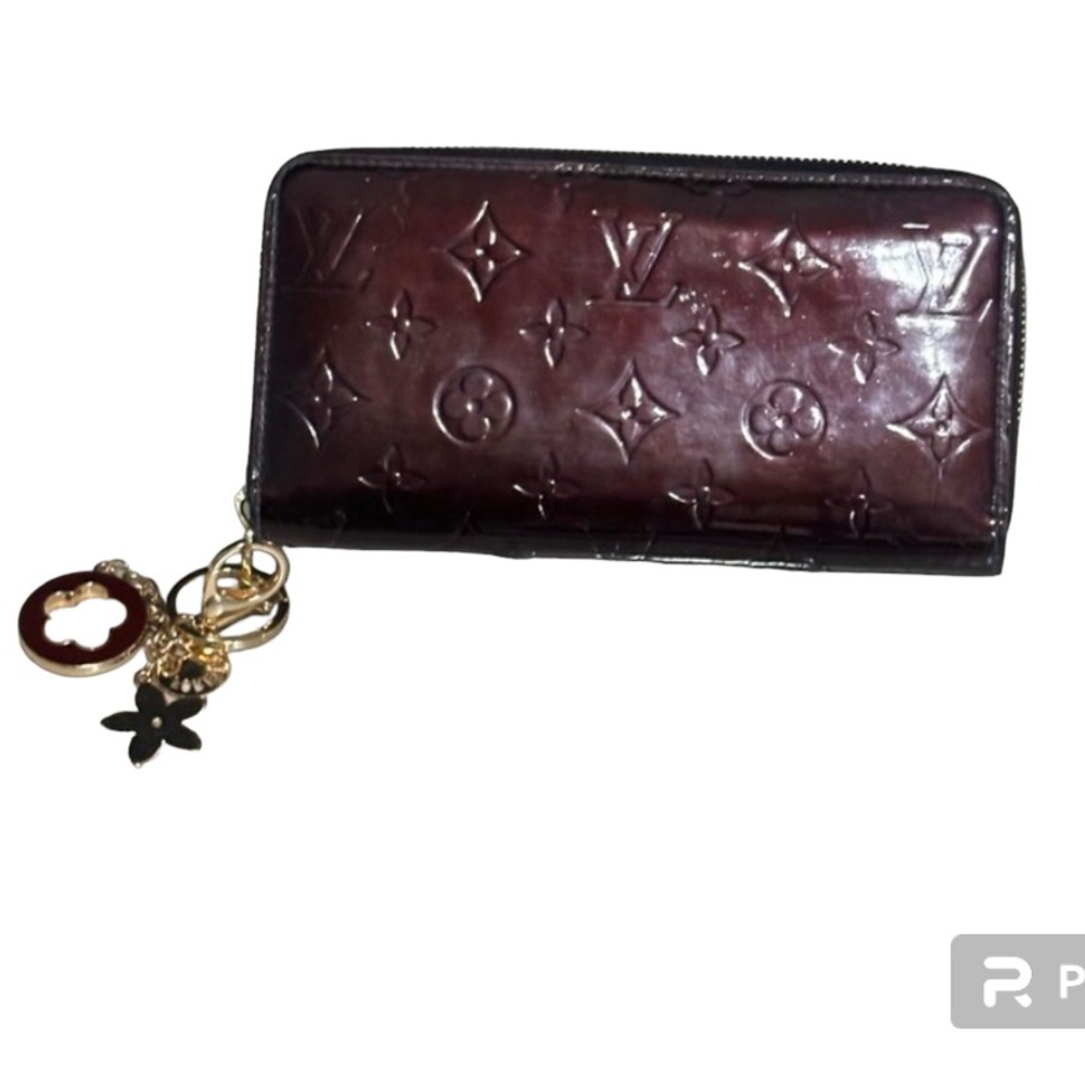 Louis Vuitton vernis Zippy Wallet- Great Used Condition & Cert of authen inclu